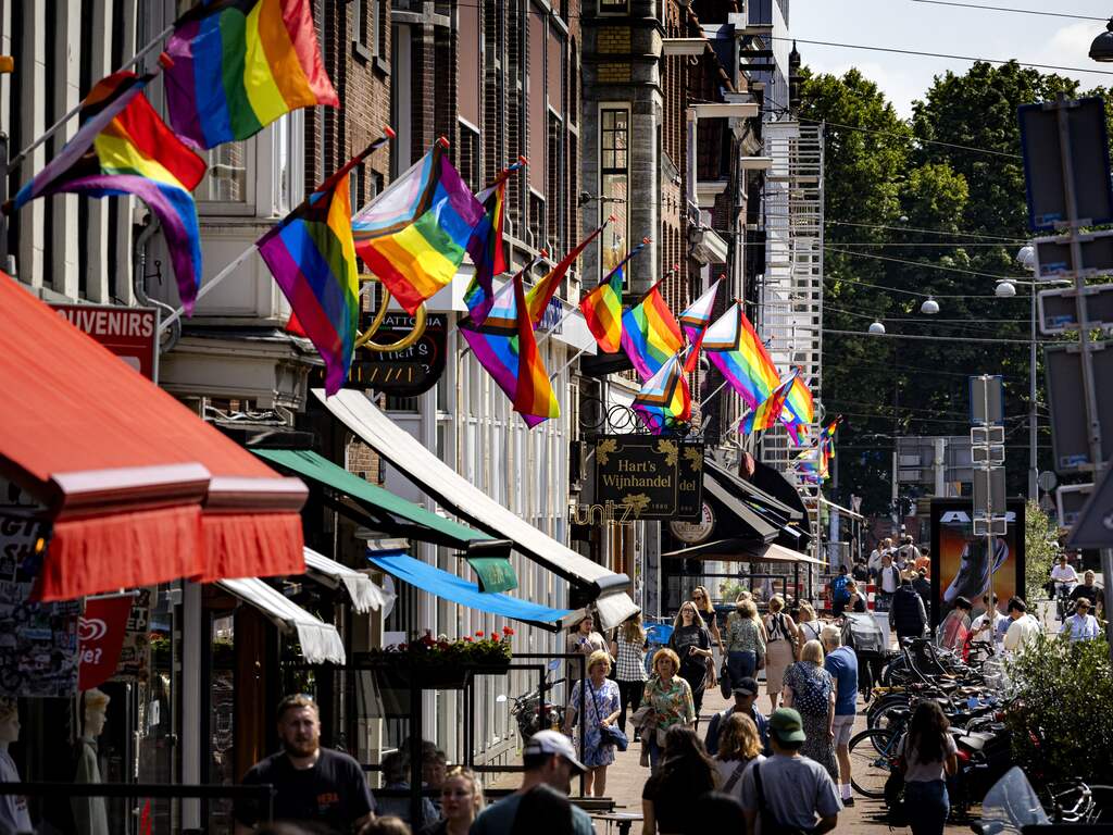 Taxichauffeur die tijdens Pride Amsterdam op dragqueen inreed krijgt werkstraf
