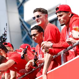 Live huldiging PSV | Platte kar met spelers onderweg naar Stadshuisplein