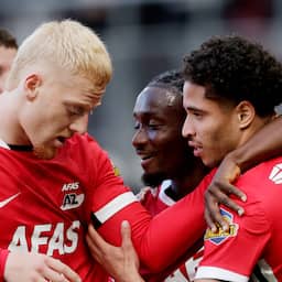 Koploper Feyenoord morst eerste punten door late penalty in spektakelstuk bij AZ