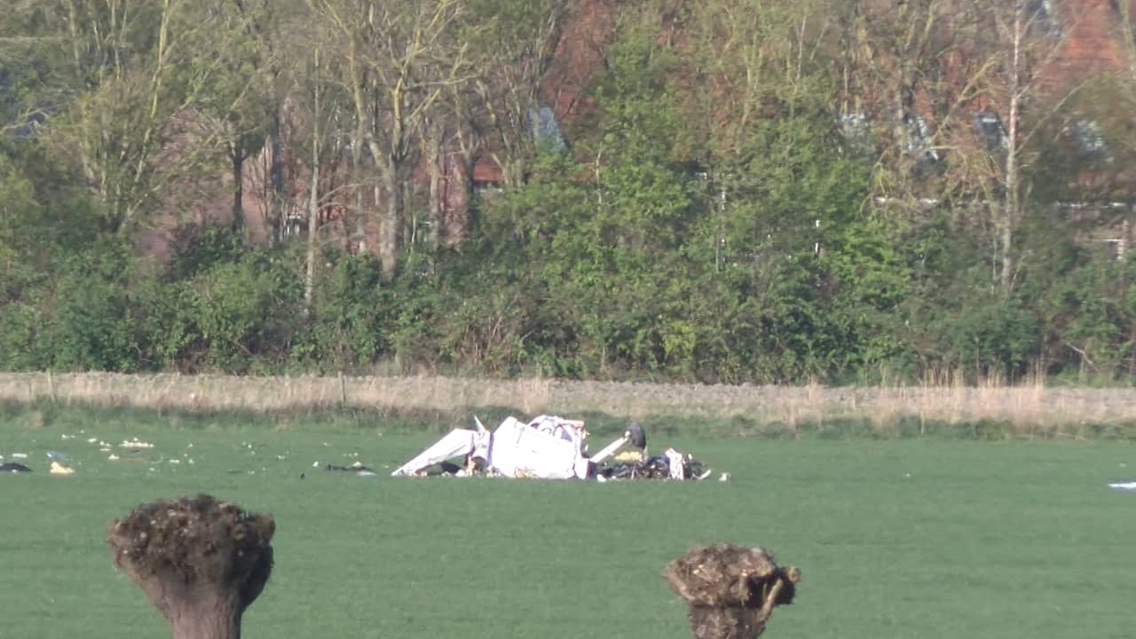 Video | Hulpdiensten onderzoeken neergestort vliegtuigje naast A58 bij Ritthem