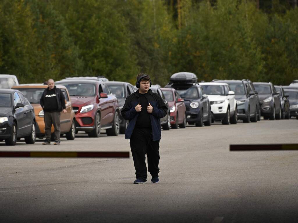 Russen ontvluchten land na oproep tot militaire mobilisatie, lange files bij grenzen