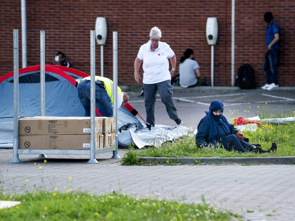 Rode Kruis plaatst veertig extra tenten voor opvang asielzoekers Ter Apel