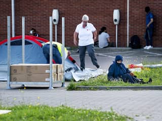 Rode Kruis plaatst veertig extra tenten voor opvang asielzoekers Ter Apel