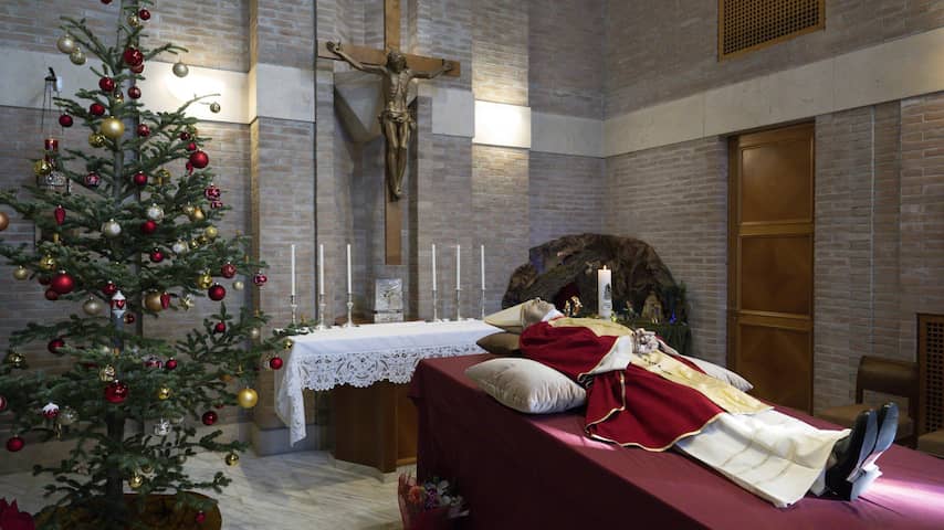 Publiek neemt afscheid van paus emeritus Benedictus in Sint ...