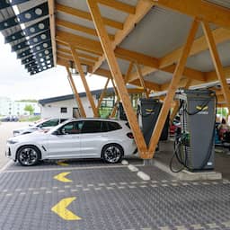 Meer Nederlanders gaan met elektrische auto op vakantie