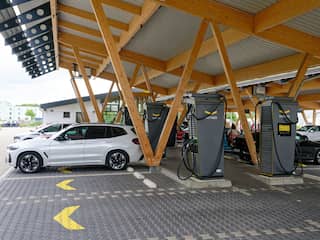 Meer Nederlanders gaan met elektrische auto op vakantie