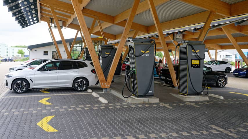 Meer Nederlanders gaan met elektrische auto op vakantie