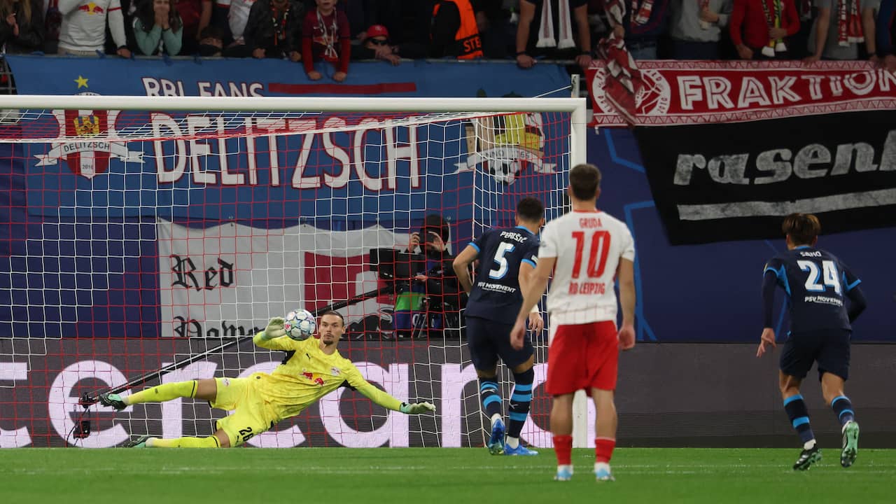 PSV'er Perisic mist penalty met schot door het midden tegen RB Leipzig
