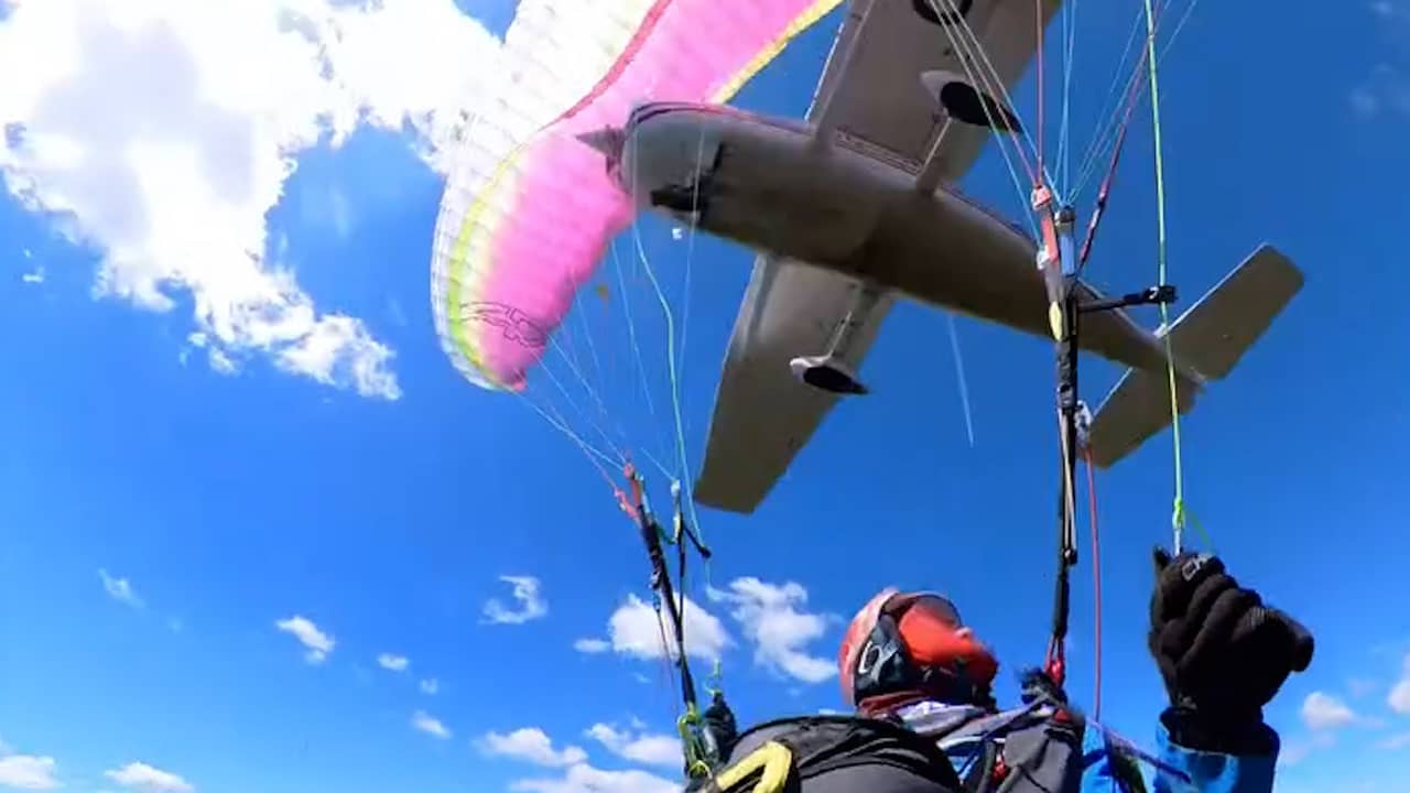 Vliegtuigje vliegt dwars door parachute van Oostenrijkse paraglider | NU.nl