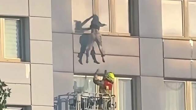 Vrouw springt in hoogwerker vanuit flatgebouw wegens hevige brand Berlijn