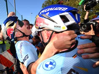 Remco Evenepoel wint EK-titel wielrennen na valpartij bergop en millimetersprint