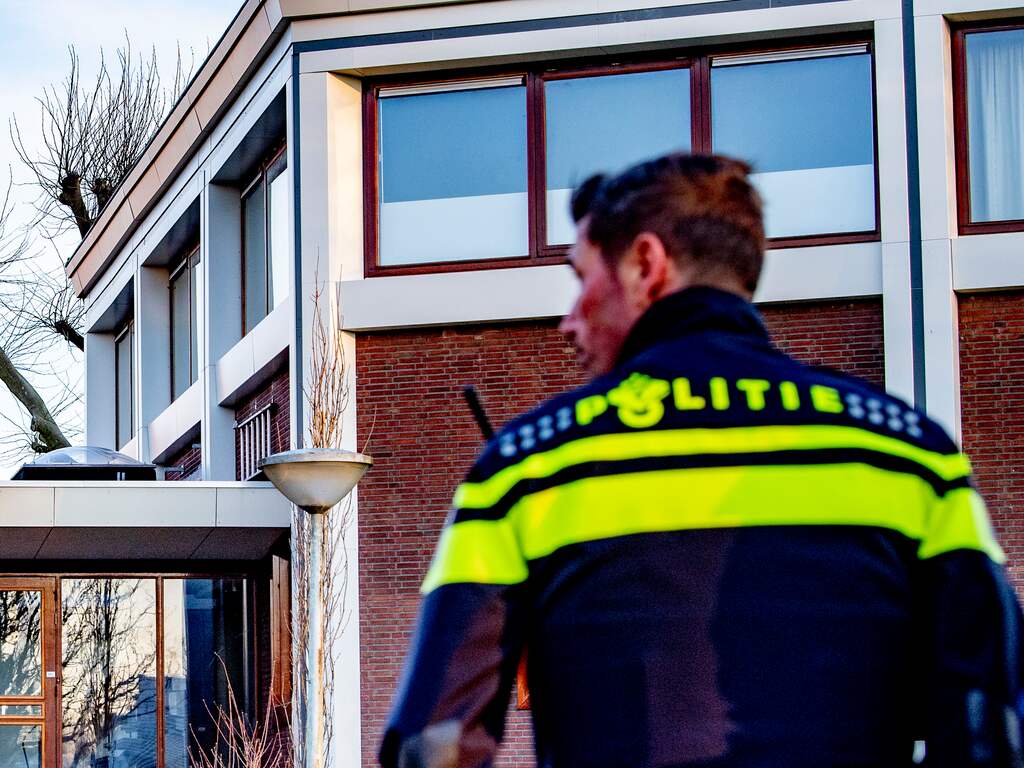 Politie doet onderzoek bij Mieraskerk in Krimpen aan den IJssel nadat vuurwerk het pand beschadigde.