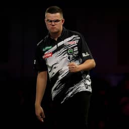 Gian van Veen geeft bijna 2-0-voorsprong weg en bereikt tweede ronde WK darts