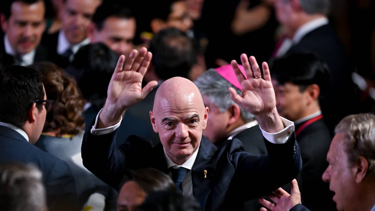 Foto bij FIFA slaat terug en beschuldigt UEFA van lastercampagne tegen Infantino
