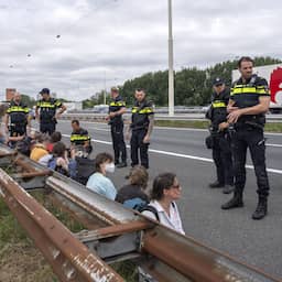 Politie grijpt in bij klimaatprotest op A12, boeren keren zich tegen blokkade
