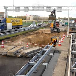 Zinkgat van 2 meter diep in middenberm van A12 bij Arnhem weer dicht