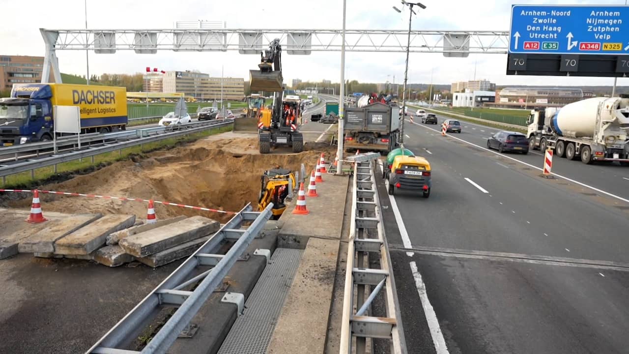 Video | Werkers graven gat weg na ontdekking zinkgat bij A12 in Arnhem