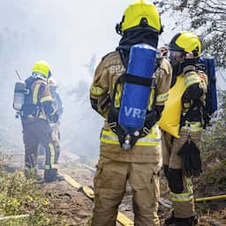Natuurbrand bij Ouddorp breidt zich niet meer uit, brandweerman gewond geraakt
