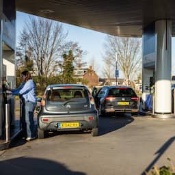 Prijzen aan de pomp naderen recordniveaus uit 2022: 'Denk na waar je tankt'