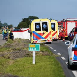 Drie personen omgekomen bij frontale botsing op provinciale weg in Groningen