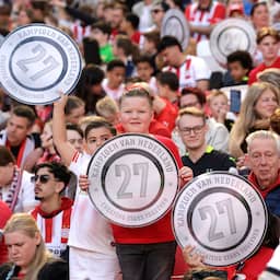 Live huldiging PSV | Spelers met schaal in stadion, Stadhuisplein staat vol