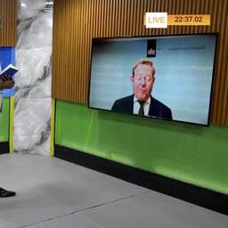 Video | Premier Sierra Leone boos na tv-interview Van Weel over Bolle Jos