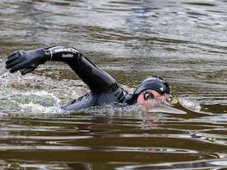 Maarten van der Weijden zwemt laatste grote tocht voor kankeronderzoek