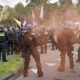 Extreemrechtse betoging op Malieveld ontbonden na geweld tegen ME, noodbevel van kracht
