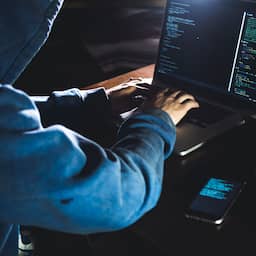 Man aangehouden omdat hij jongeren online dwong om zijn naam in hun lichaam te kerven