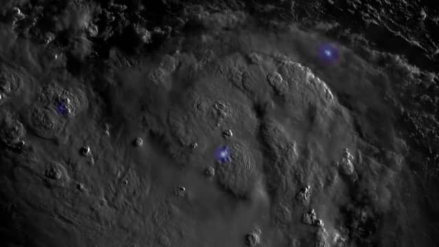 Satelliet filmt bliksemschichten in orkaan Erin boven de Atlantische Oceaan