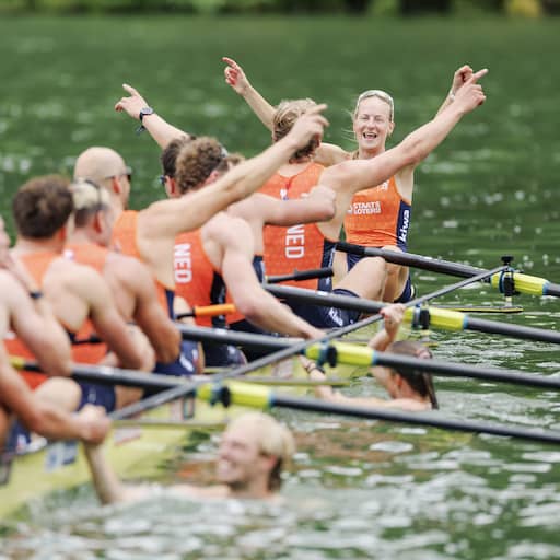 Roeiers Holland Acht prolongeren in Amsterdam wereldtitel na fotofinish