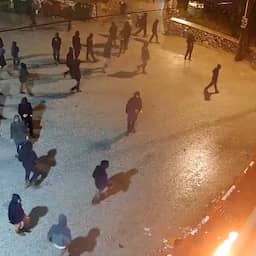 Video | Tientallen Israëliërs gooien stenen en steken auto’s in brand op Westoever