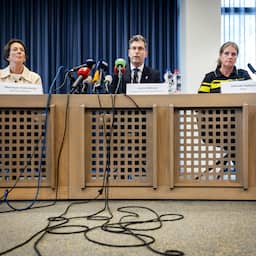 Teruglezen Overasselt | Agenten werden direct onder vuur genomen, tien plaatsen delict