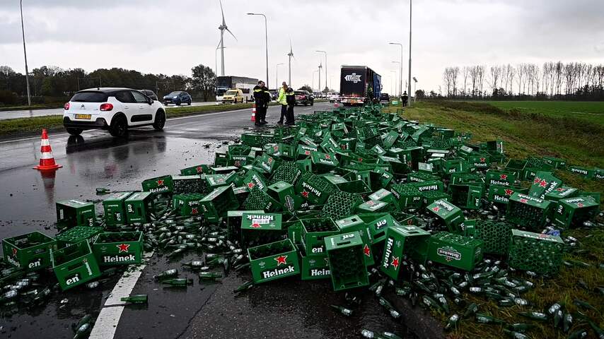 Vrachtwagen verliest honderden kratjes bier vlak bij Heineken-brouwerij