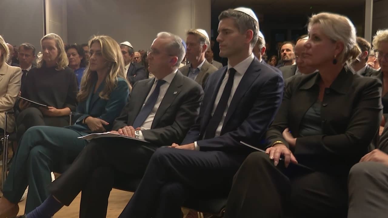 Video | Yesilgöz, van der Plas en Letschert aanwezig bij oktober 7 herdenking in Amsterdam