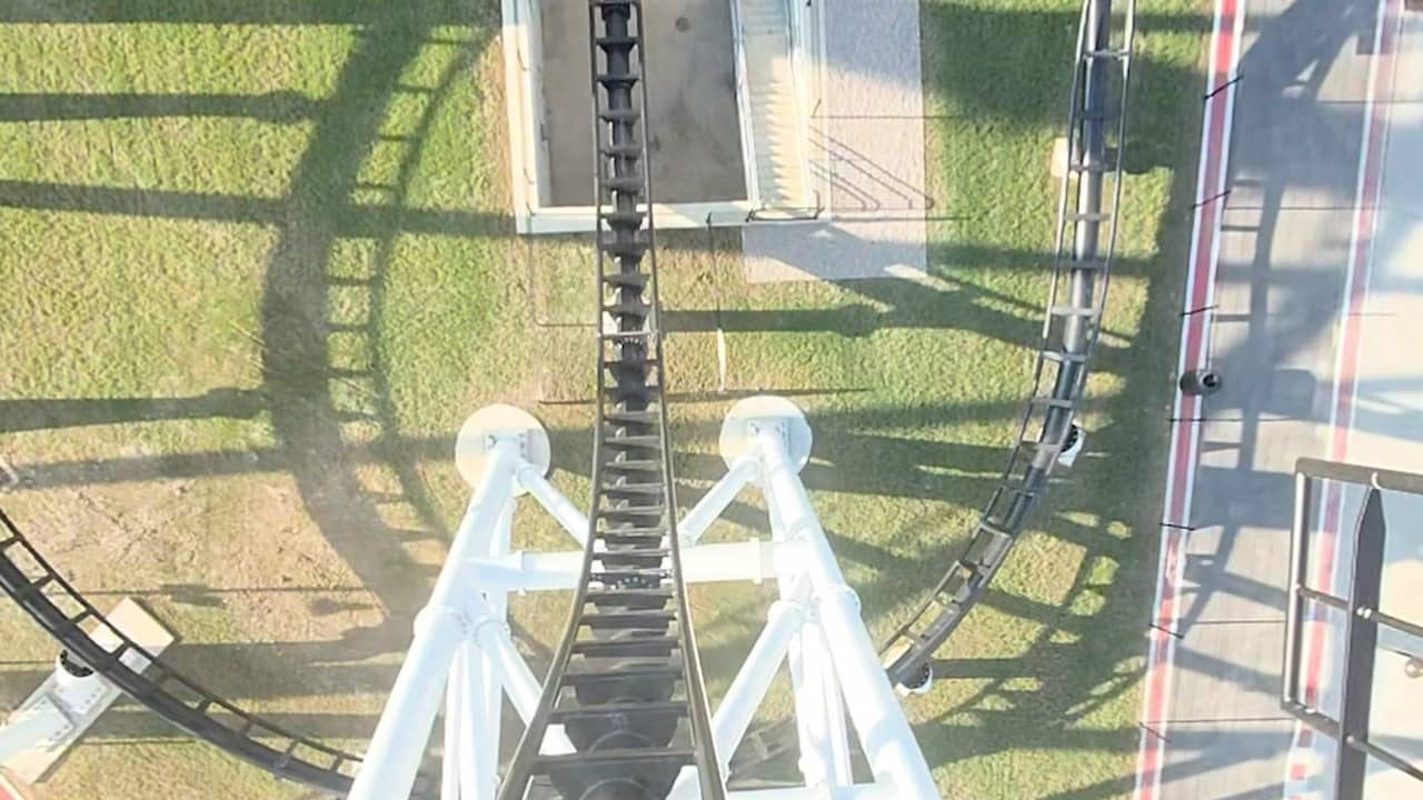 Video | Bezoekers van pretpark zitten vast op steil punt in achtbaan in VS