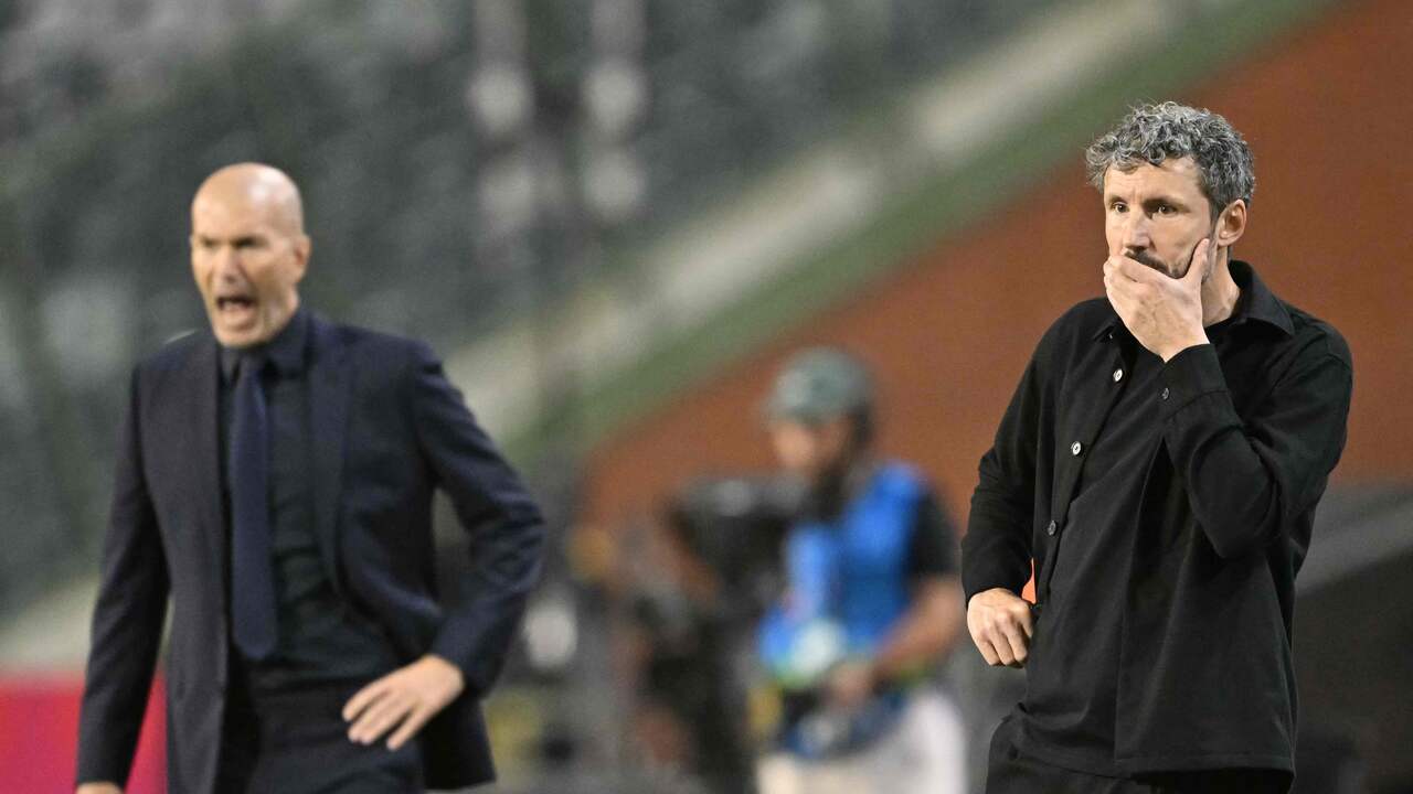 Foto bij België-coach Van Bommel verliest bij thuisdebuut door prachtsolo Frankrijk in slot