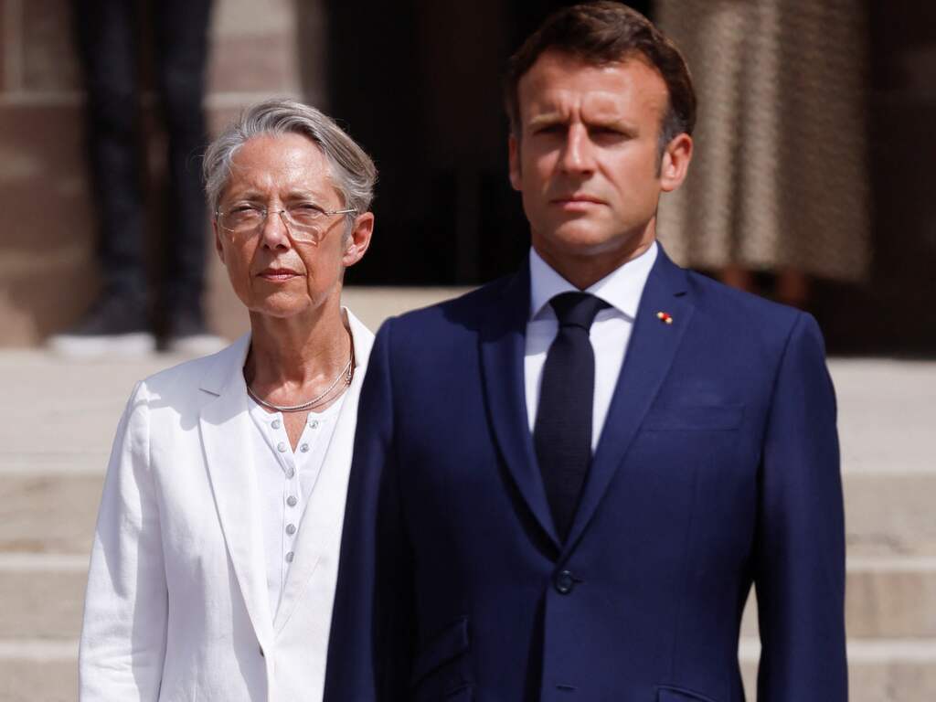 Politiek verzwakte Macron weigert ontslag van vorige maand aangetreden premier