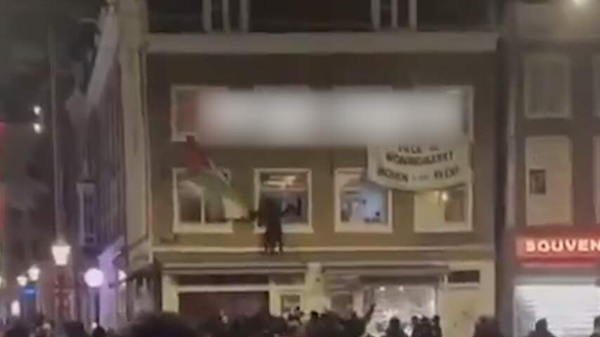Man trekt Palestijnse vlag van gevel in Amsterdam