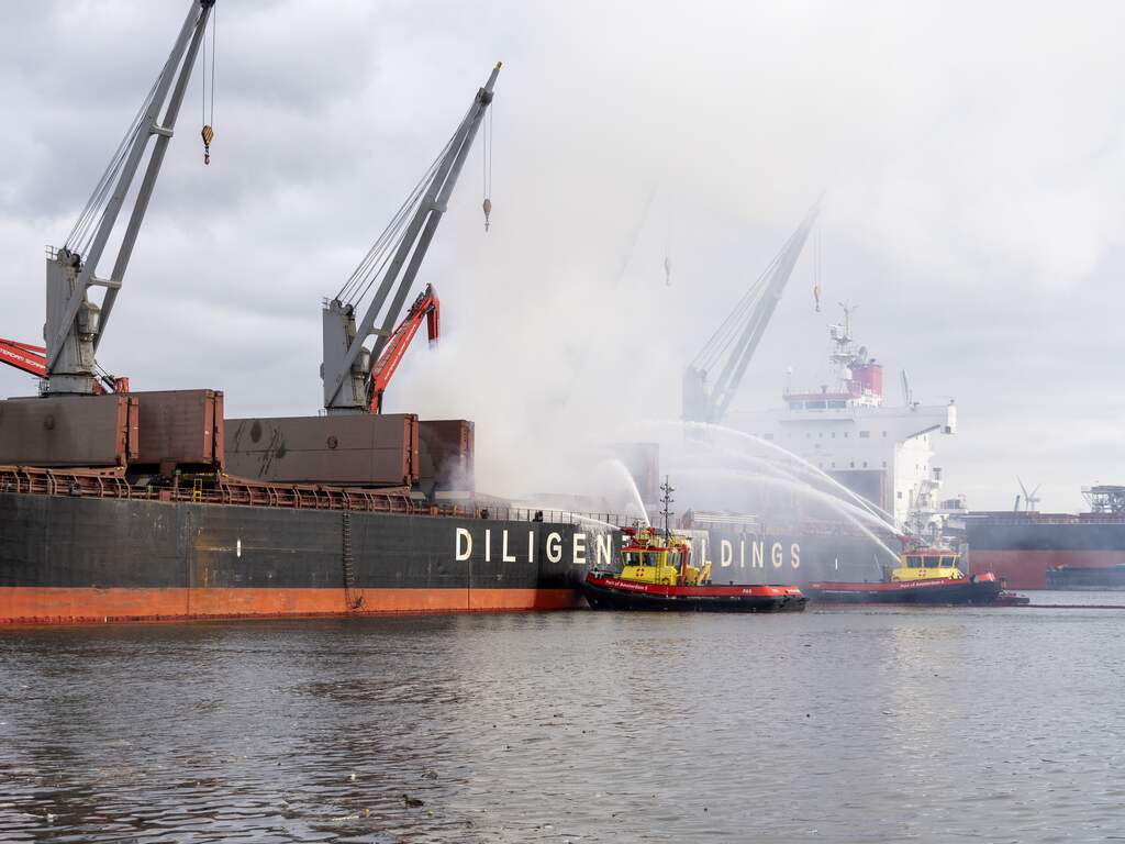 Brand op vrachtschip in Amsterdamse haven is na ruim een dag geblust