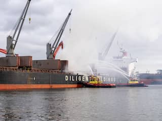 Brand op vrachtschip in Amsterdamse haven is na ruim een dag geblust