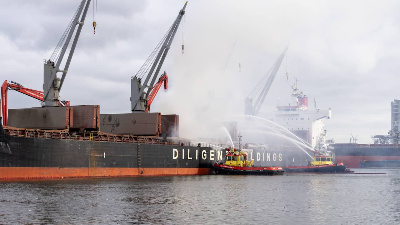 Brand op vrachtschip in Amsterdamse haven is na ruim een dag geblust