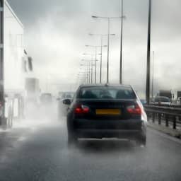Vanmiddag code geel in het hele land vanwege onweer en windstoten