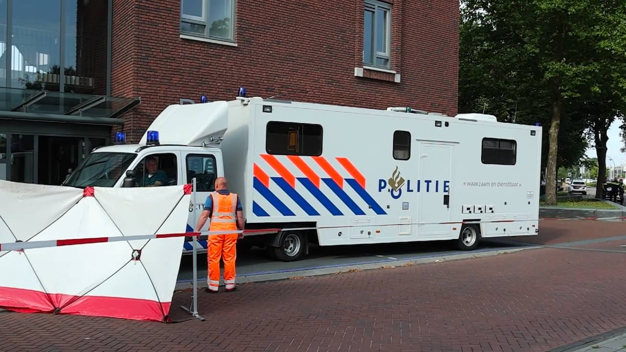 Beeld uit video: Wierdense politie aan het werk waar lichaam is gevonden