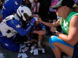 Zwaar ongeluk in Tour: Rubio knalt tegen teamauto op drukbevolkte Alpe d'Huez
