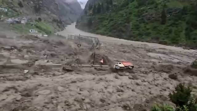 Brug binnen enkele seconden weggespoeld door stortvloed in India