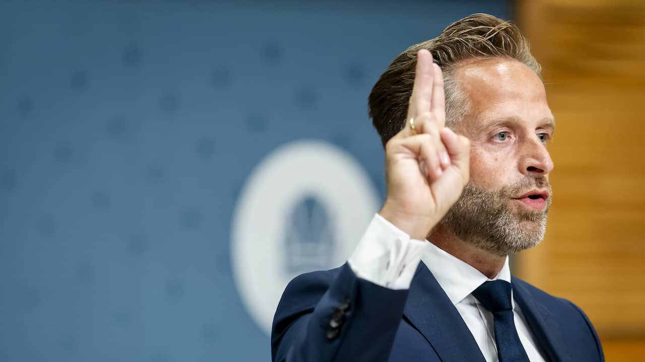 Foto bij Live | Volg hier de coronaverhoren van Kim Putters en Hugo de Jonge
