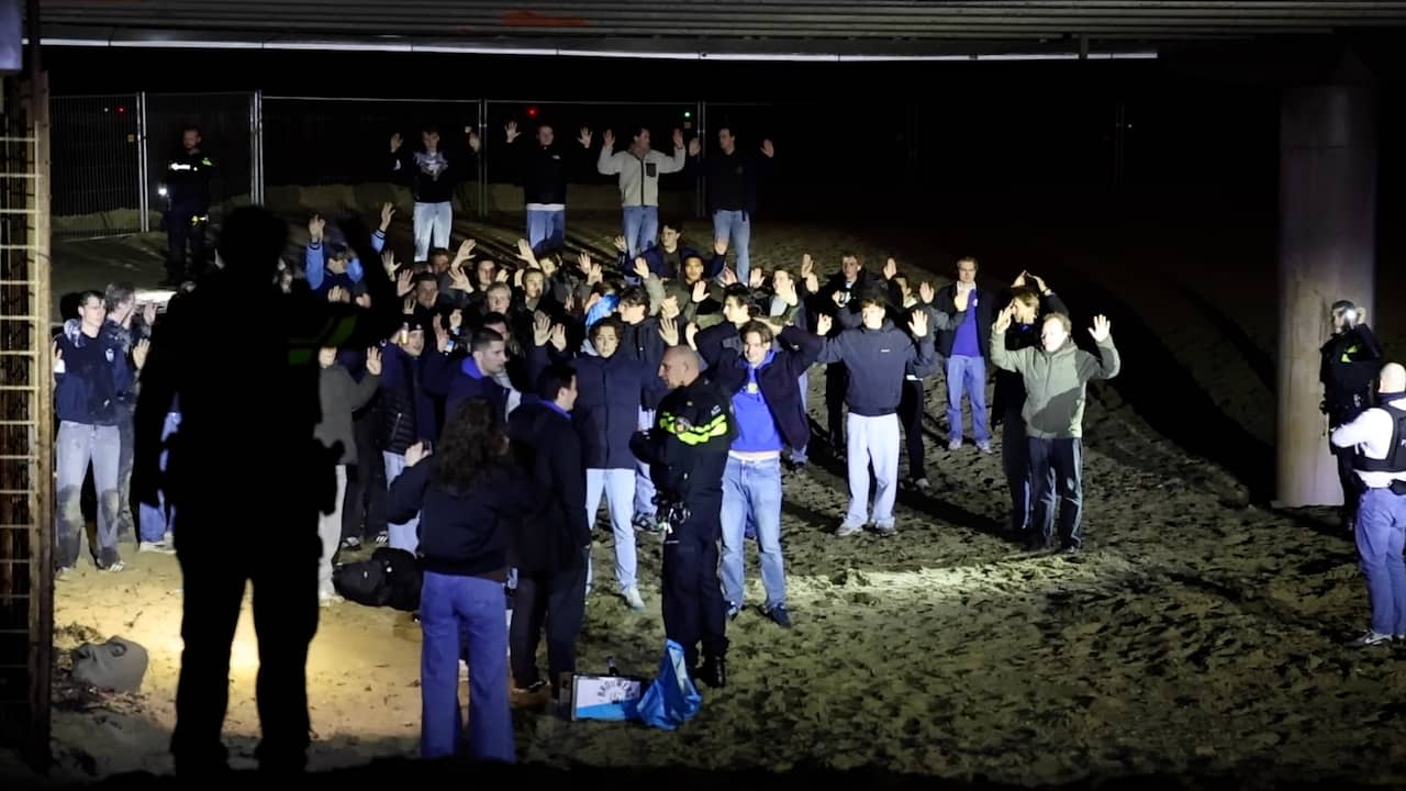 Video | Studenten staan op verzoek van politie met handen omhoog onder Scheveningse pier