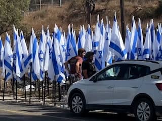 Israëlische vlaggen blokkeren ingang Palestijnse koffiebar