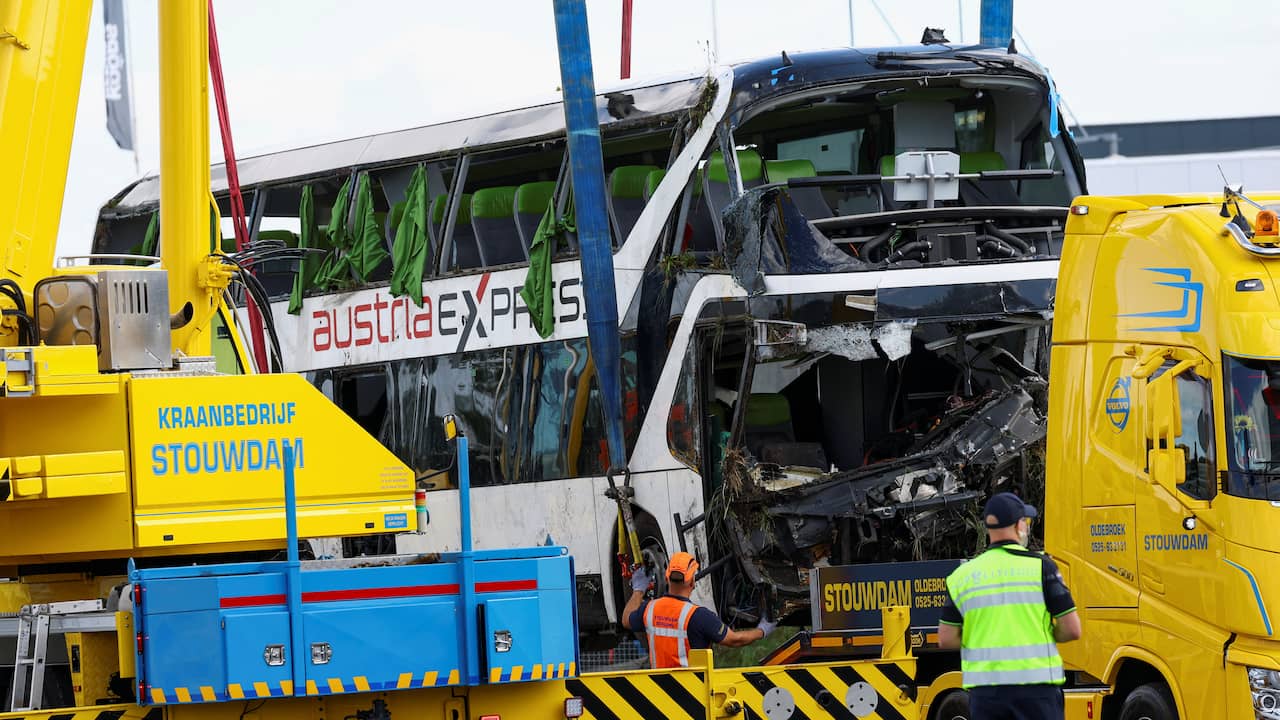 A28 deels weer open na ongeluk met touringcar bij Wezep